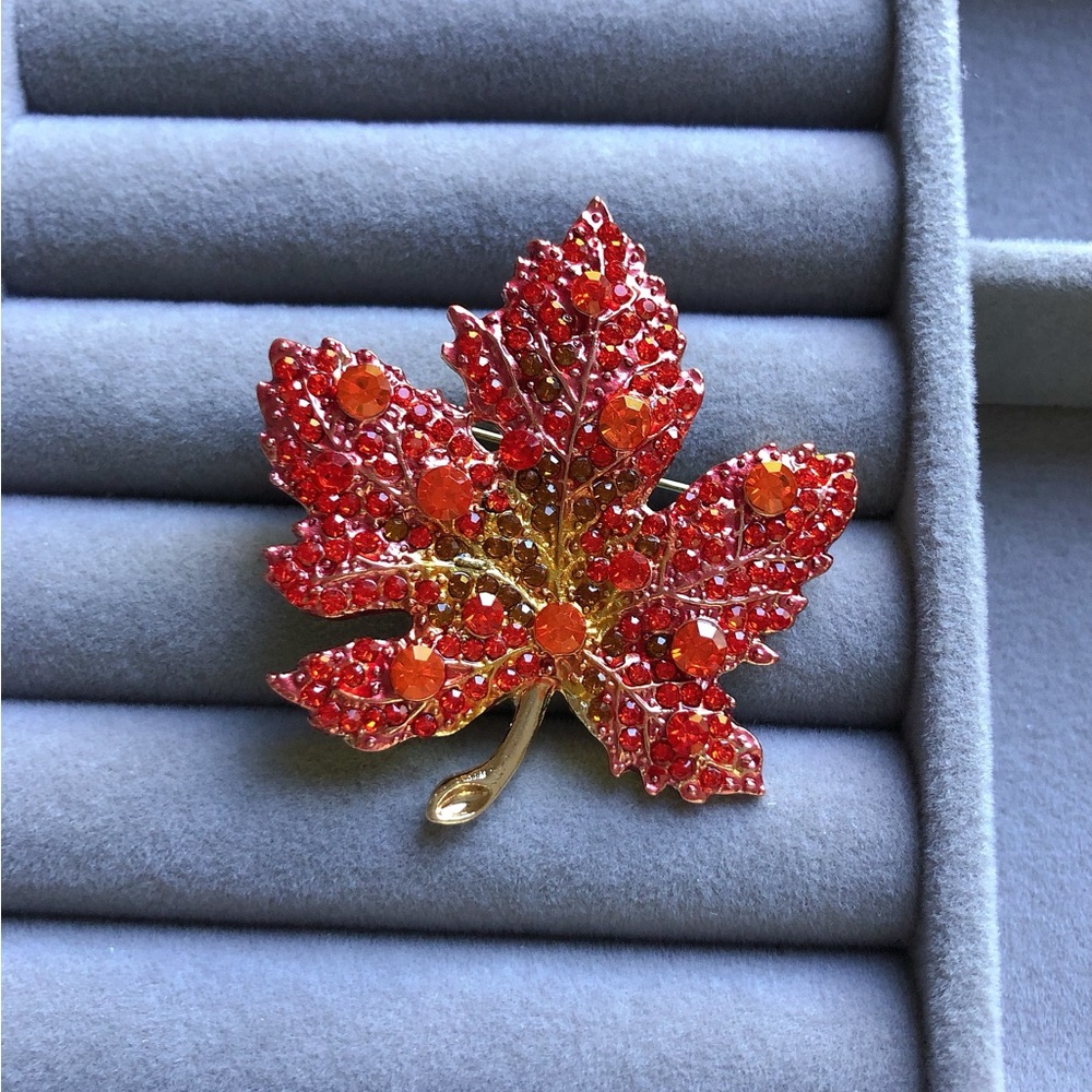 🌟🌟Elegant Red Leaf Brooch